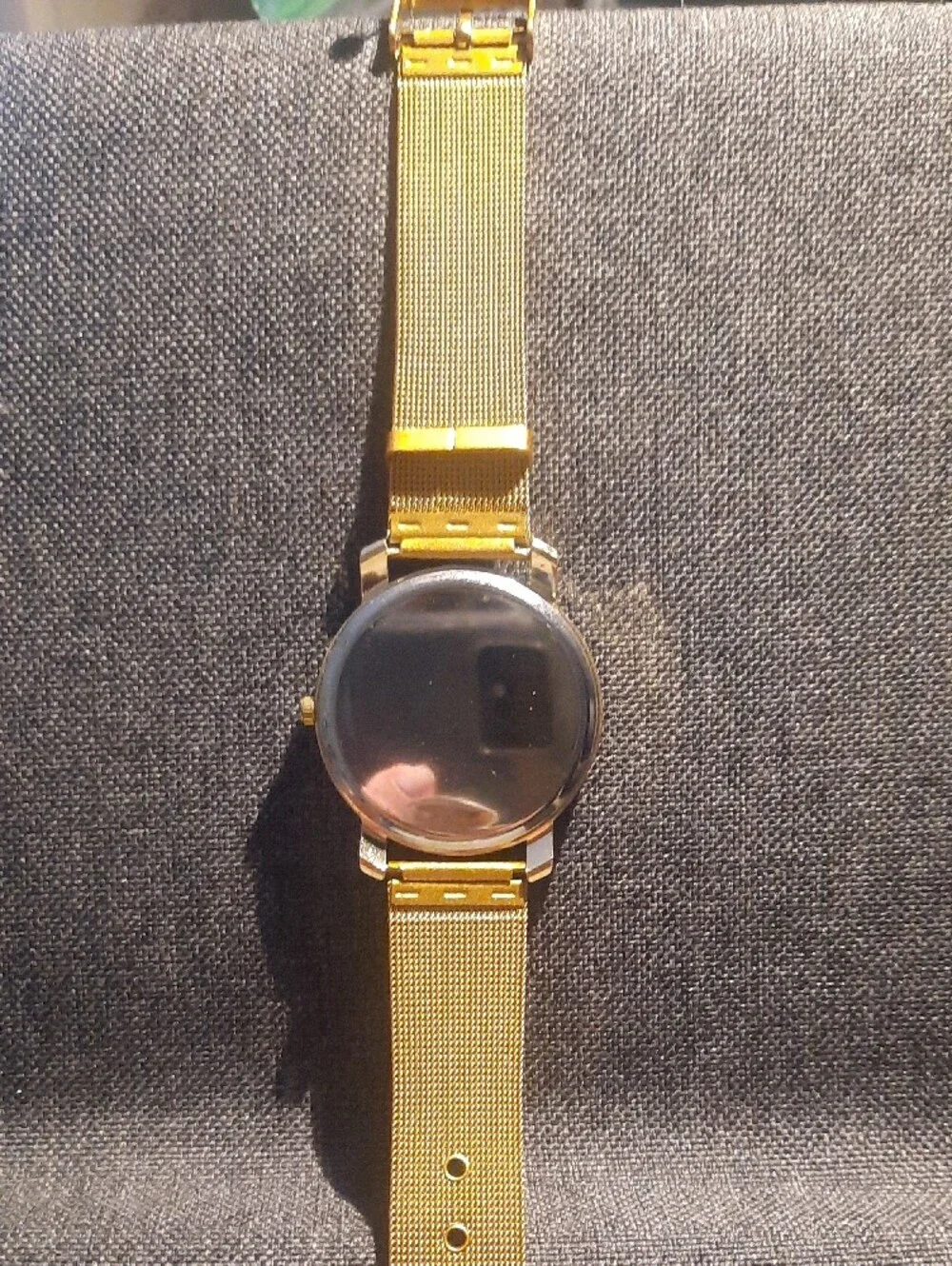 Gold Mesh Strap Minimalist Smartwatch - Sleek Gold Finish